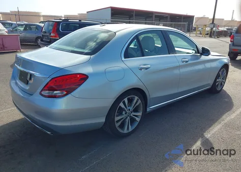 2018 Mercedes-Benz C 300 z USA, uszkodzony, nr VIN 55SWF4JB1JU234570